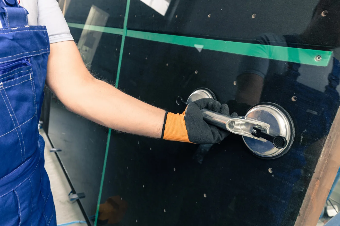 Découpe et façonnage d'un verre sur mesure en atelier
